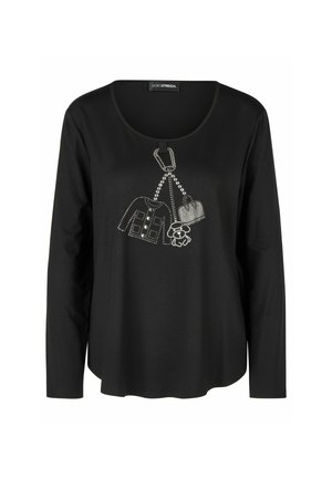 Zwart shirt met lange mouwen en ronde hals, versierd met zilveren studs die een sleutelhanger ontwerp vormen van een jas, handtas en teddybeer.