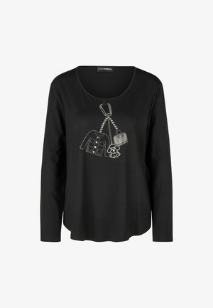 Zwart shirt met lange mouwen en ronde hals, versierd met zilveren studs die een sleutelhanger ontwerp vormen van een jas, handtas en teddybeer.