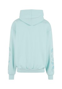 Sudadera con capucha de color azul claro, con un bolsillo frontal, puños acanalados, un patrón de paisley texturizado a lo largo de las mangas y una capucha con cordón.