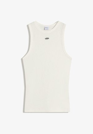 Vitt ribbat ärmlöst linne med rund halsringning och liten svart broderad logotyp centrerad under halsringningen.