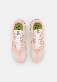 Nike Sportswear AIR MAX PRE-DAY SE - Tenisky - light orewood brown/light madder root/arctic orange/sail/sanded gold/vivid green