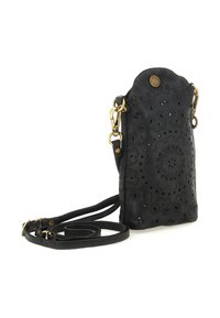 Borsa a tracolla in pelle nera con motivo floreale in rilievo, chiusure in tonalità oro e tracolla regolabile su sfondo bianco.