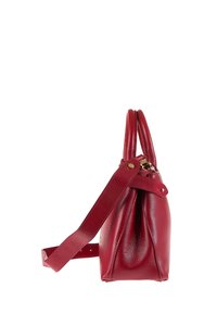 Sac à main en cuir rouge avec une finition texturée, doté de deux poignées arrondies, d'une bandoulière réglable et d'un design à fermeture resserrée.