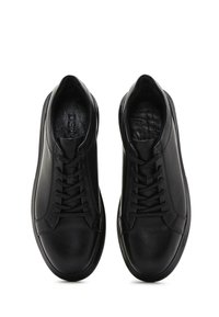 Sneakers in pelle nera con punte arrotondate, lacci piatti e design minimalista. Texture liscia senza accenti o motivi visibili.