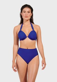 Modrý bikiny set s vystuženou topánkou s uväzovaním za krkom a nariasenými detailmi, vysokými spodnými dielmi, oba vyrobené z hladkej tkaniny.