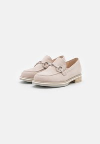 Mocasines de ante rosa claro con punta redonda, adornados con un lazo decorativo y un tacón bajo apilado con una suela blanca en contraste.