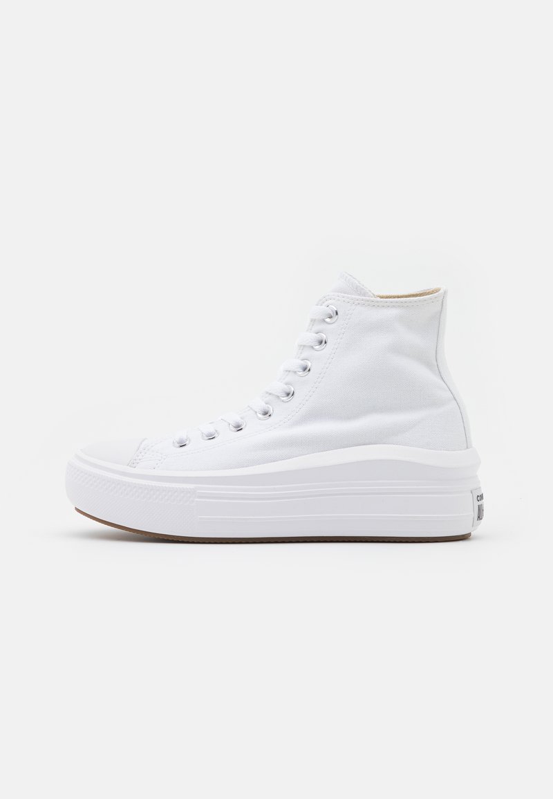 Λευκό υφασμάτινο sneaker ψηλού τύπου με χοντρή σόλα πλατφόρμας και λευκά κορδόνια, φαίνεται από το πλάι σε απλό φόντο.