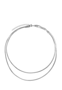 Collana doppia choker in metallo argento con una finitura liscia e elegante, dotata di chiusura a gancio e catena regolabile per la lunghezza.