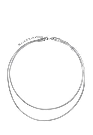Zilveren metalen dubbele chokerketting met een elegante, gladde afwerking, voorzien van een sluiting en een verstelbare ketting voor lengte.
