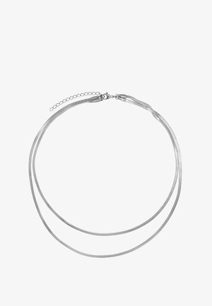 Sølv metall dobbelt-choker halskjede med en slank, glatt finish, utstyrt med lås og justerbar kjede for lengde.