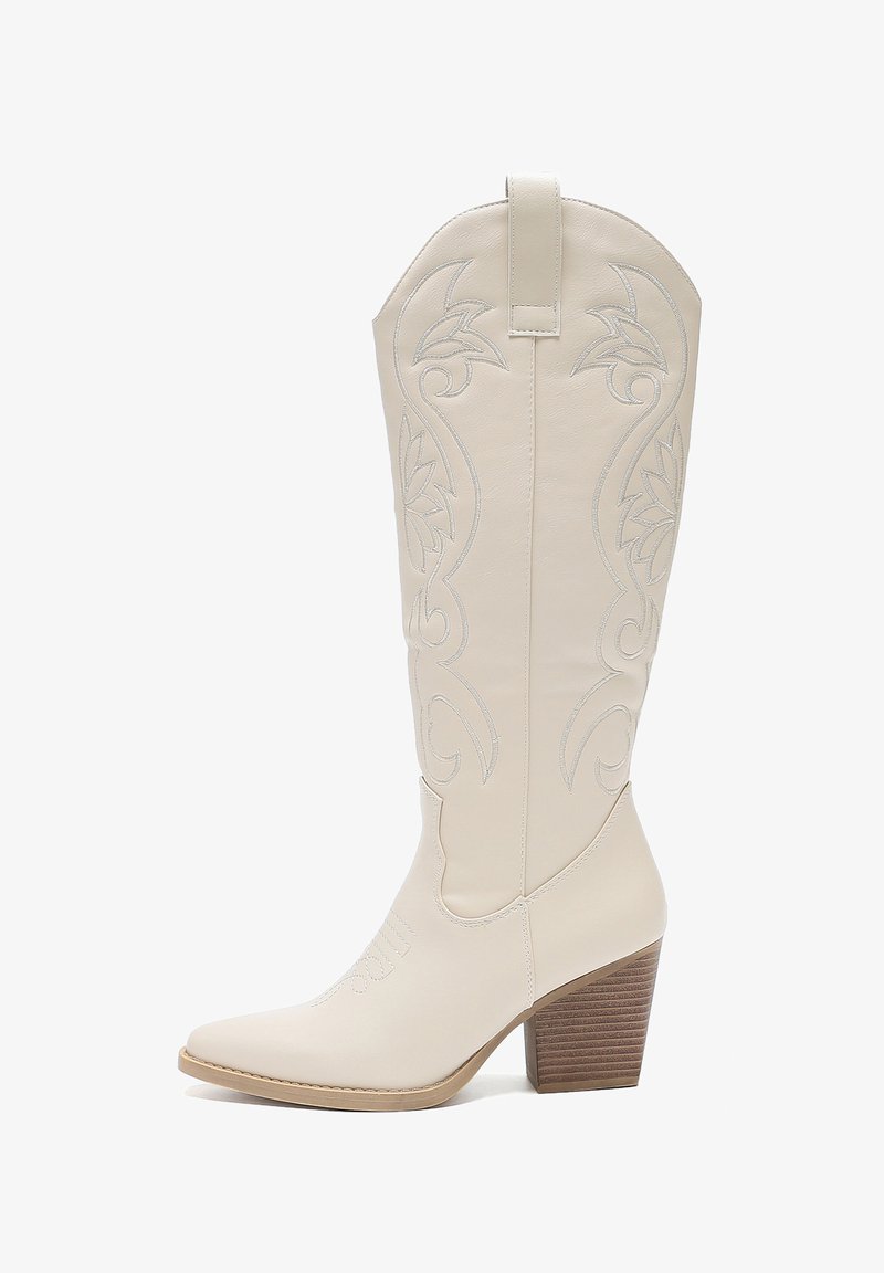 Kowbojskie buty ze skóry białej do kolan z haftowanymi kwiatowymi wzorami, spiczastym noskiem i drewnianym, warstwowym obcasem. Gładka tekstura i elegancki design.