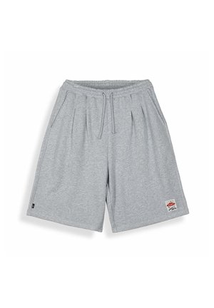 Pantaloncini grigio chiaro fino al ginocchio con vita elastica, coulisse, tasche laterali e una piccola toppa rettangolare vicino all'orlo sulla gamba sinistra.