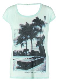 Lys mintgrøn t-shirt med en løs pasform, prydet med et sort-hvidt vintagebil grafik og palmer, lavet af et blødt, let materiale.