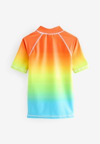 Kortærmet rashguard i gradient fra orange til blå; glat, letvægtsstof; har flade syninger og en høj krave.