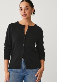 Cardigan nero realizzato in morbido tessuto a maglia, con un design senza colletto, chiusura a bottoni frontale, polsini a coste e una vestibilità rilassata.
