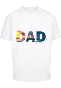 Witte katoenen T-shirt met de tekst "DAD" in een fotoprint met zonsondergang en oceaanbeelden, vergezeld van "voor de beste" en "in de hele wereld."