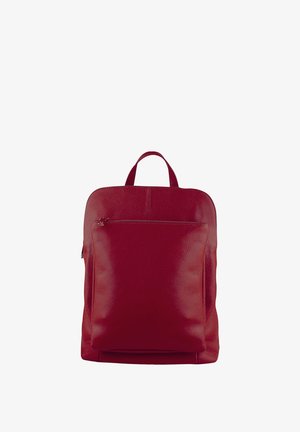 Rode leren rugzak met een gladde textuur, een ritszak aan de voorkant en een handvat aan de bovenkant. Licht afgeronde hoeken verbeteren de vorm.