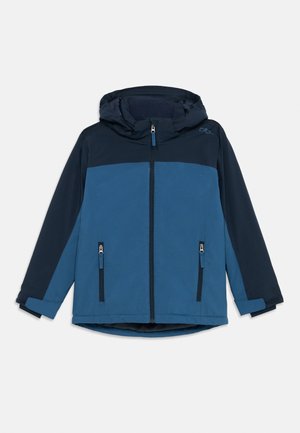 Blaue Jacke mit Kapuze, die einen dunkelblauen oberen Abschnitt, einen kontrastierenden helleren unteren Abschnitt und zwei seitliche Reißverschlusstaschen hat.