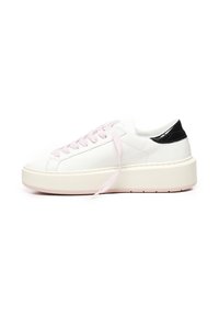 Zapatilla de cuero blanca con cordones rosas, acento en el talón negro y suela blanca gruesa. Presenta una textura suave y un diseño minimalista.