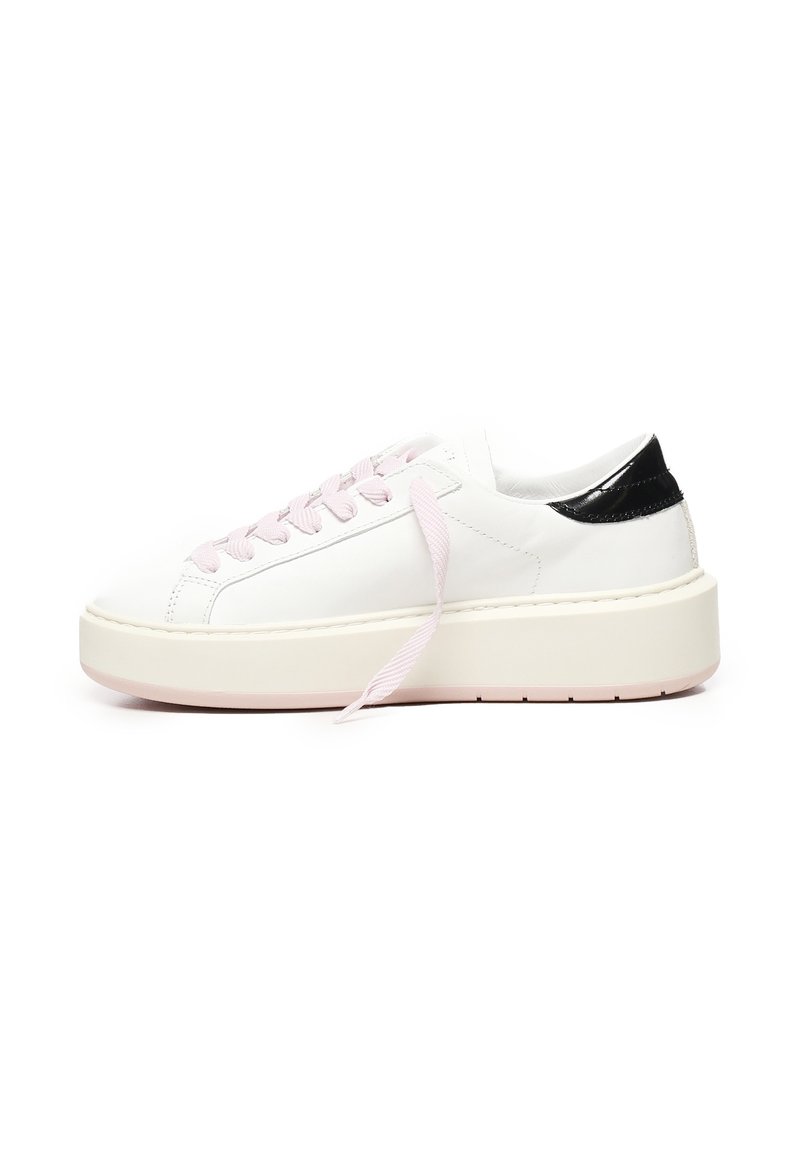Zapatilla de cuero blanca con cordones rosas, acento en el talón negro y suela blanca gruesa. Presenta una textura suave y un diseño minimalista.