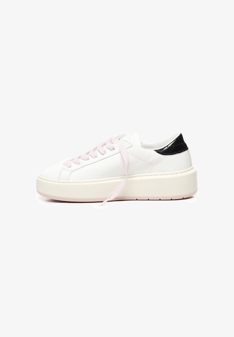 Sneaker in pelle bianca con lacci rosa, accento nera sul tallone e suola bianca spessa. Presenta una texture liscia e un design minimalista.