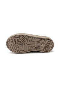 Suela de zapato de goma beige con patrón texturizado. Presenta un detalle de logotipo y marcas que indican su amigabilidad con el medio ambiente, fabricado en España, y la indicación de tamaño.