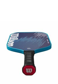 Paddle da pickleball Wilson con faccia blu, impugnatura nera e cappuccio rosso con logo bianco "W".