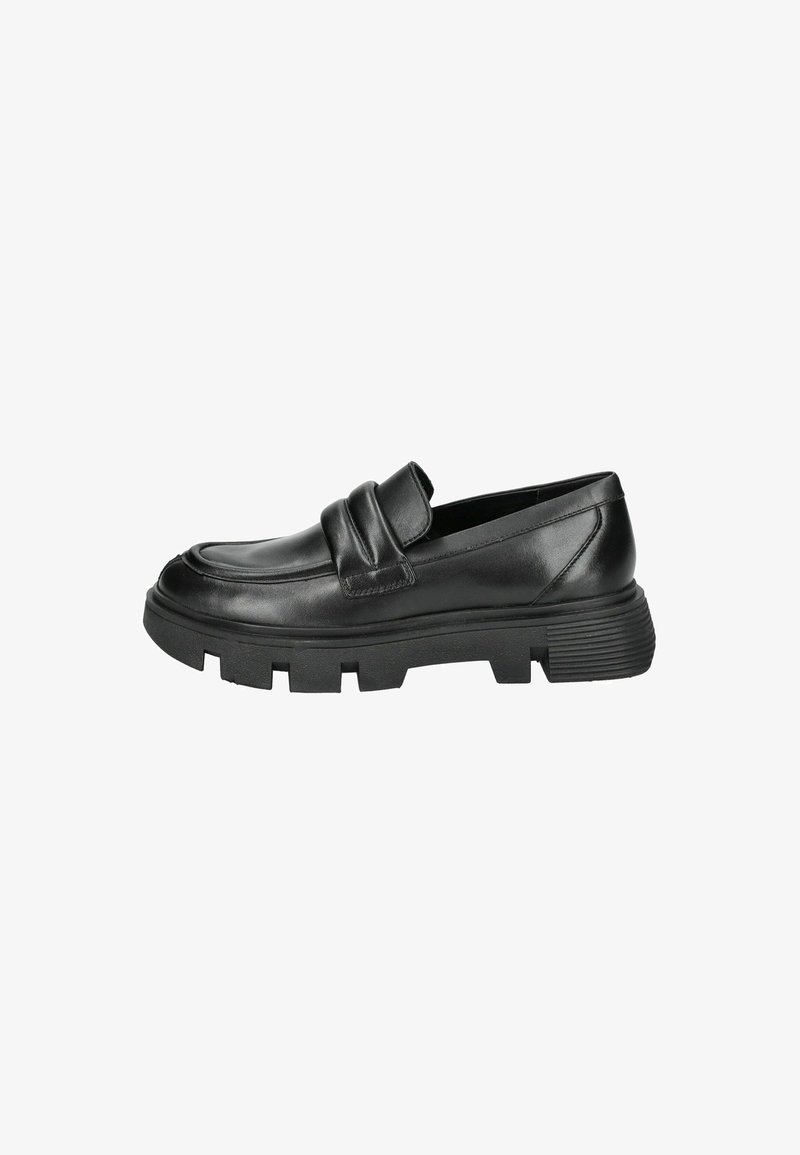 Mocassin en cuir noir avec semelle épaisse à rainures et large bride sur le dessus, vue latérale sur fond blanc.