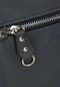Navy strukturiertes Lederhandtaschenfach mit einem silbernen Reißverschluss, einem Tragegurt mit einem runden Metallring und geprägtem Branding.