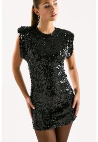Zwarte jurk met pailletten, een aangesloten silhouet, korte mouwen en een hoge halslijn. Heeft een gladde textuur met reflecterende pailletten.