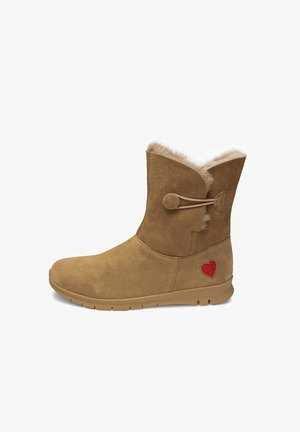 Heller Wildleder-Stiefelette in Tan mit weicher Kunstfellfütterung, rundem Zehenbereich und einem roten, bestickten Herz auf der Seite. Verfügt über einen hinten befindlichen Schnallenverschluss.