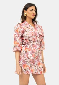 Abito floreale con maniche corte, caratterizzato da rose rosa, arancioni e viola su uno sfondo chiaro, cinturato in vita e con due tasche.