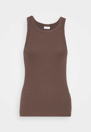 Bruine mouwloze geribde tanktop met ronde halslijn, afgebeeld op een witte achtergrond.