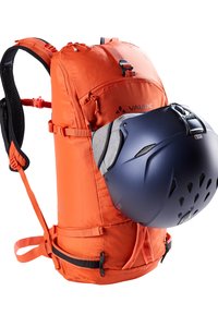 Oranje rugzak met mesh schouderbanden en meerdere vakken; een donkerblauw helmm in het zijvak, met ventilatiegaten en een kinband.