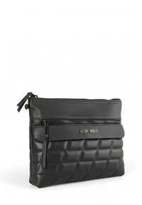 Clutch nera in pelle trapuntata con superficie testurizzata, dotata di chiusura con zip e tasca frontale, etichettata "ANTONY MORATO."