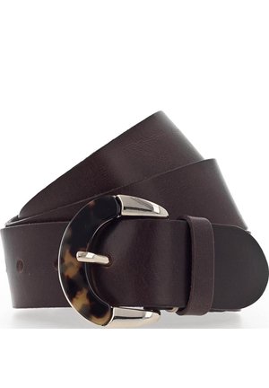 Donkerbruine leren riem met een afgeronde gesp met schildpadmotief en metalen pen, opgerold op een witte achtergrond.