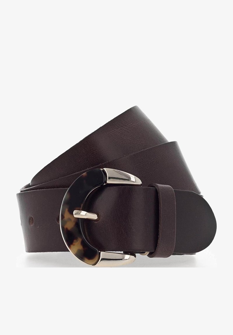 Ceinture en cuir marron foncé avec une boucle arrondie à motif écaille de tortue et une ardillon en métal, enroulée sur un fond blanc.