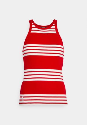 Czerwony top dzianinowy bez rękawów z białymi poziomymi paskami na piersi, talii i dole, z wysokim okrągłym dekoltem.