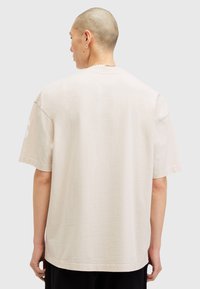 AllSaints BIGGY CREW - Camiseta estampada - true beige