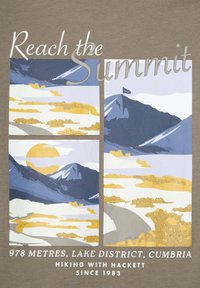 Horská krajina so slnkom, mrakmi a vlajkou na vrchole, doplnená textom "Dostaňte sa na vrchol" a podrobnosťami o turistike.