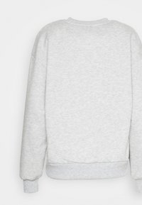 Felpa grigia chiara con collo rotondo, design oversize, polsini e orlo a coste, realizzata in morbido tessuto testurizzato, senza loghi o motivi visibili.