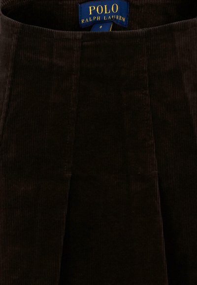 Gonna in velluto a coste marrone scuro con pieghe, dotata di un'etichetta blu e oro di Polo Ralph Lauren all'interno della vita. La texture è rigata.