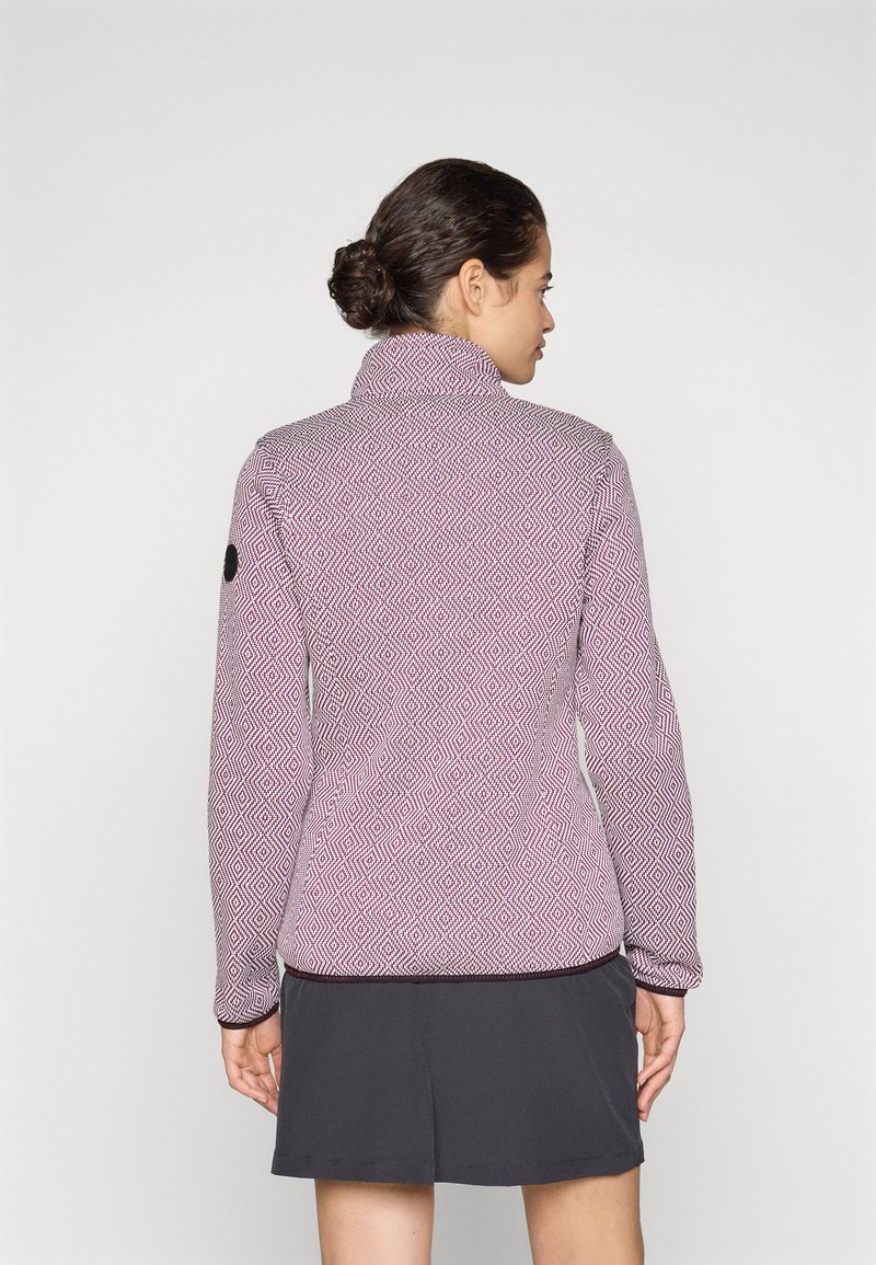 Maglione a maniche lunghe in rosa screziato con un motivo a rombi, dotato di un colletto alto e di un accento del logo nero sulla manica sinistra.