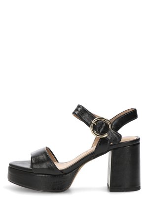 Sandalia de plataforma de cuero negro con correa ajustable en el tobillo y hebilla circular dorada, tacón bloque y diseño de punta abierta.