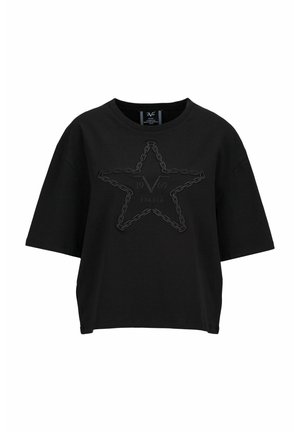 Musta lyhythihainen t-paita, jossa on suuri kohokuvioitu ketjustdetailsäinen tähti ja teksti "19 V 69 ITALIA" paidan etukeskellä.