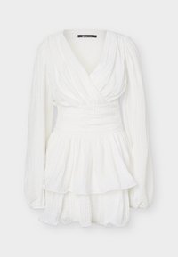 Λευκό φόρεμα με μακριά μανίκια, βαθύ V-ντεκολτέ, ζωνάκι στη μέση, υφασμάτινη υφή και φούστα με στρώσεις βολάν.