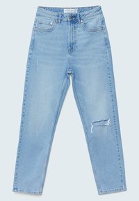 Jeans en denim bleu clair à taille haute, cinq poches, fermeture par boutons et une déchirure usée sur la cuisse droite.