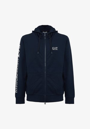 Granatowa bluza z kapturem na zamek, wykonana z miękkiego materiału. Posiada regulowany kaptur, przednie kieszenie oraz białe logo na lewej piersi i rękawie.