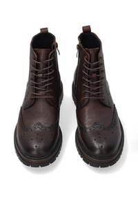 Brązowe skórzane botki za kostkę z deseniem brogue, okrągłym noskiem, sznurowaniem z przodu i suwakiem z boku, z teksturowaną gumową podeszwą.