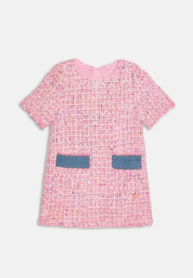 Robe courte en tweed rose avec manches courtes et deux poches rectangulaires bleues devant sur un fond uni.